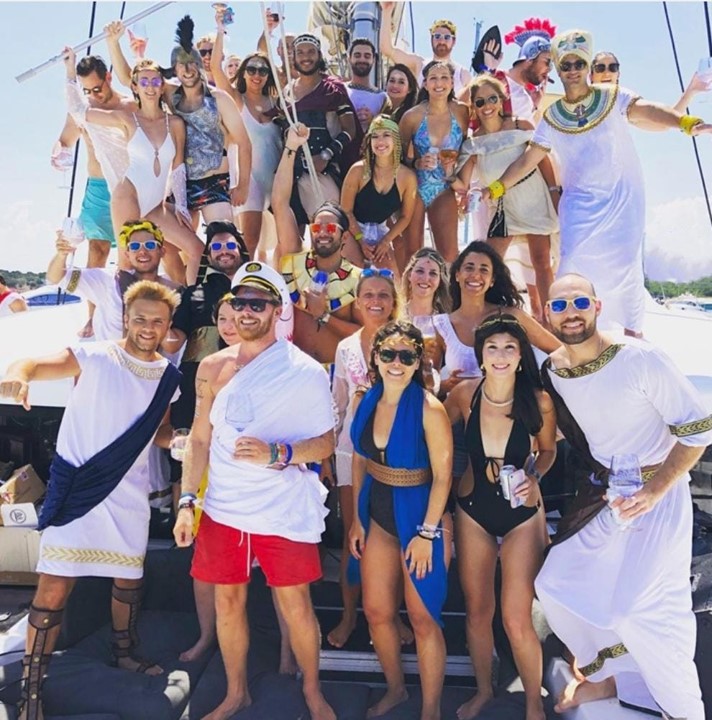 This image has an empty alt attribute; its file name is Theme-yacht-rental-party.jpg
