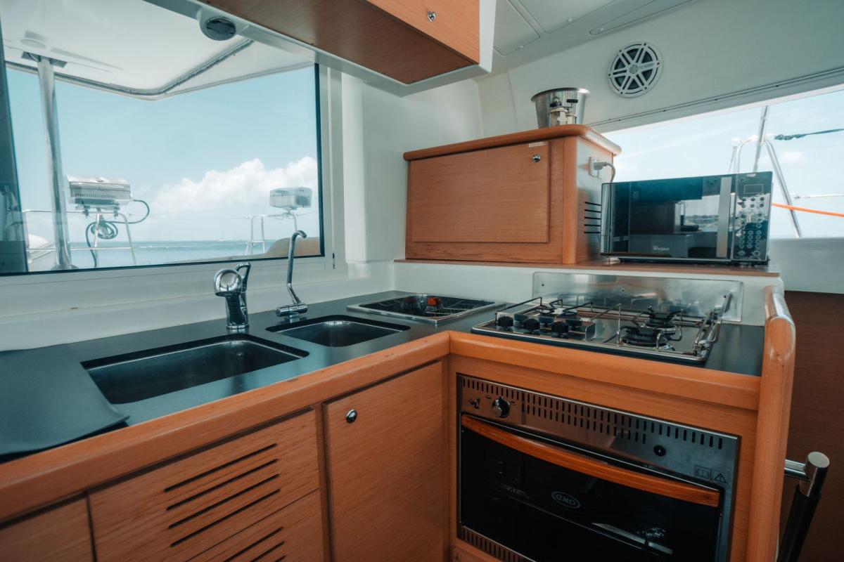 43-Ft-Lagoon-Catamaran-yacht-rental-in-Cancun-and-Isla-Muejres-by-Riviera-Charters-15