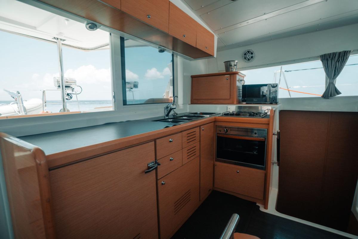 43-Ft-Lagoon-Catamaran-yacht-rental-in-Cancun-and-Isla-Muejres-by-Riviera-Charters-3