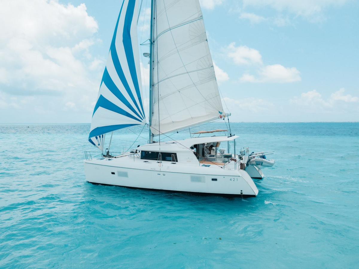 43-Ft-Lagoon-Catamaran-yacht-rental-in-Cancun-and-Isla-Muejres-by-Riviera-Charters-5