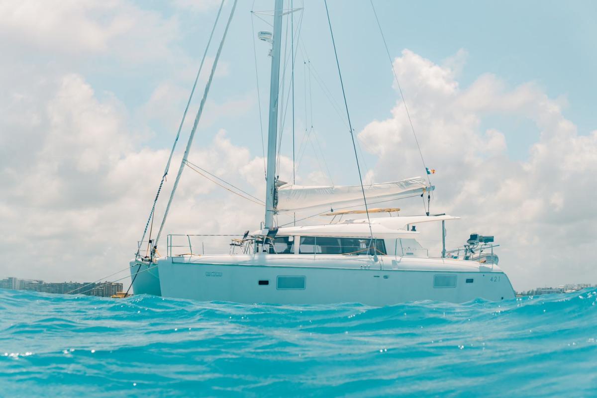 43-Ft-Lagoon-Catamaran-yacht-rental-in-Cancun-and-Isla-Muejres-by-Riviera-Charters-9