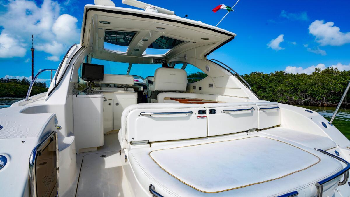 47_Ft_Sea_Ray_Sundancer_yacht_rental_in_Cancun_by_Riviera_Charters_12_(1)