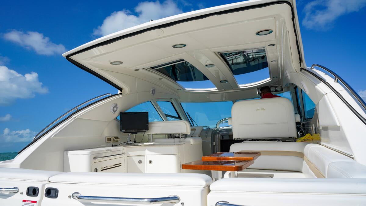 47_Ft_Sea_Ray_Sundancer_yacht_rental_in_Cancun_by_Riviera_Charters_50