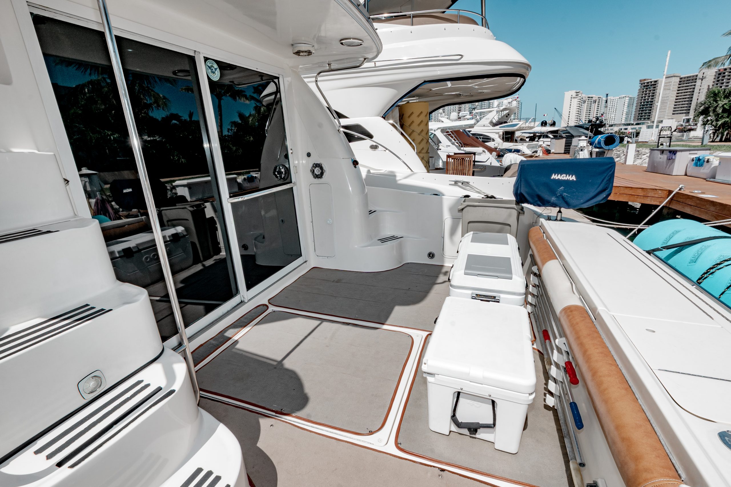 52 Ft Sea Ray with flyubridge rental in Cancun by Riviera Charter (2)