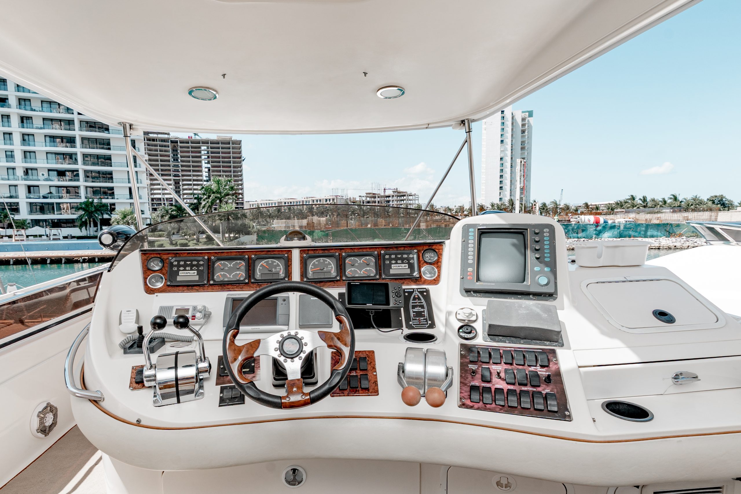 52 Ft Sea Ray with flyubridge rental in Cancun by Riviera Charter (24)