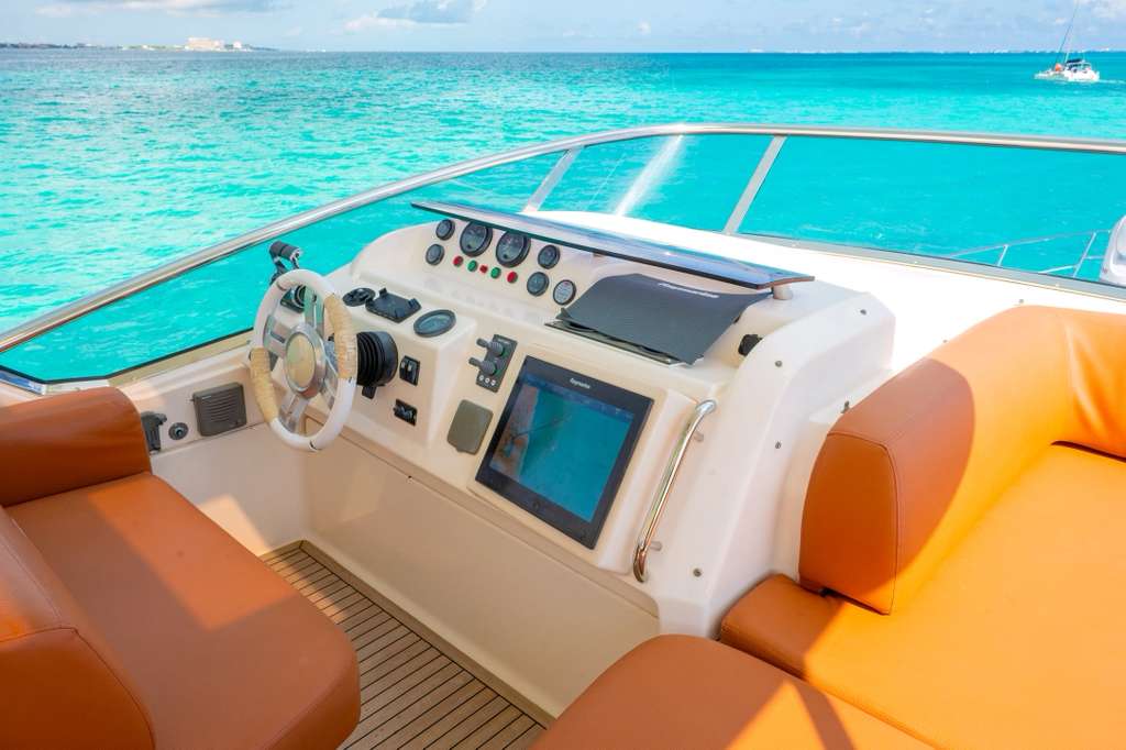 58-ft-azimut-flybridge-cruising-isla-mujeres.jpg