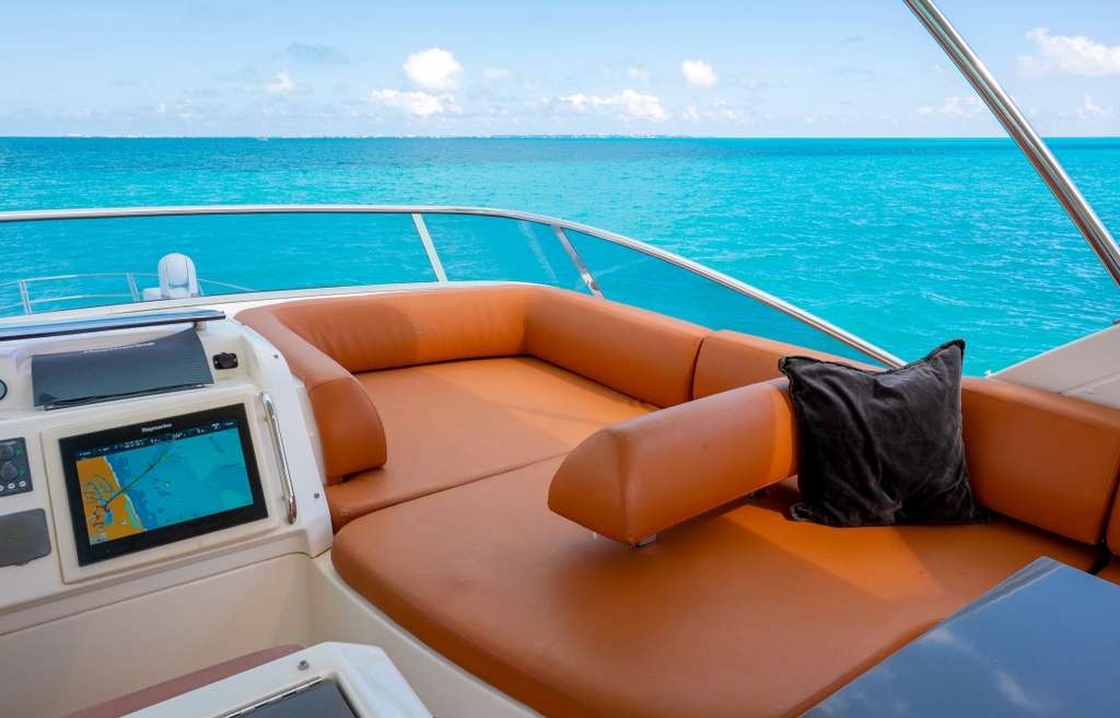 58-ft-azimut-flybridge-deck-cancun.jpg3