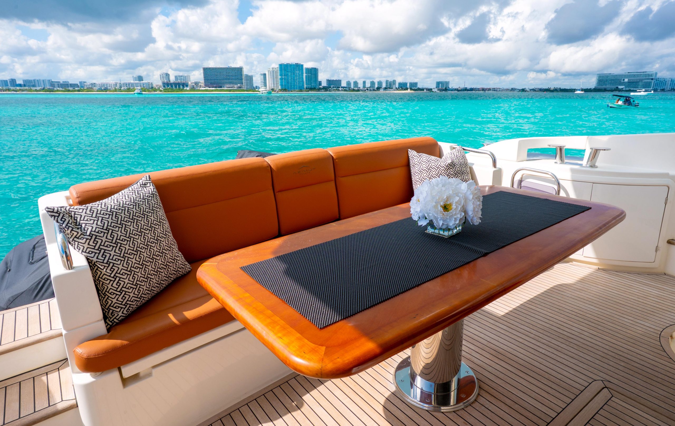 58-ft-azimut-flybridge-dining-area-cancun.jpg