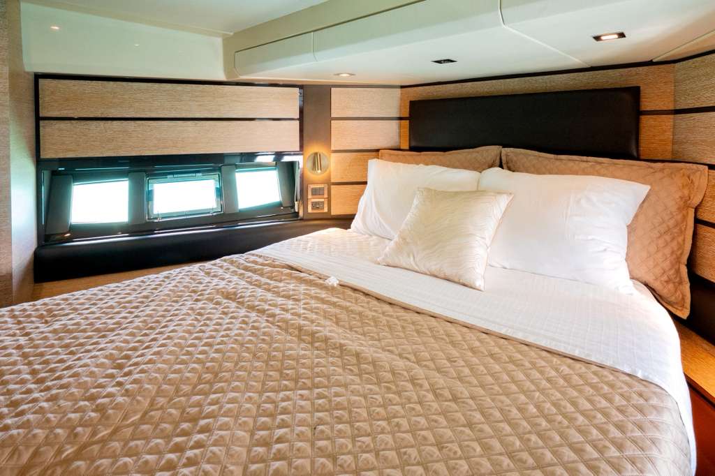 58-ft-azimut-flybridge-guest-cabin-cancun.jpg