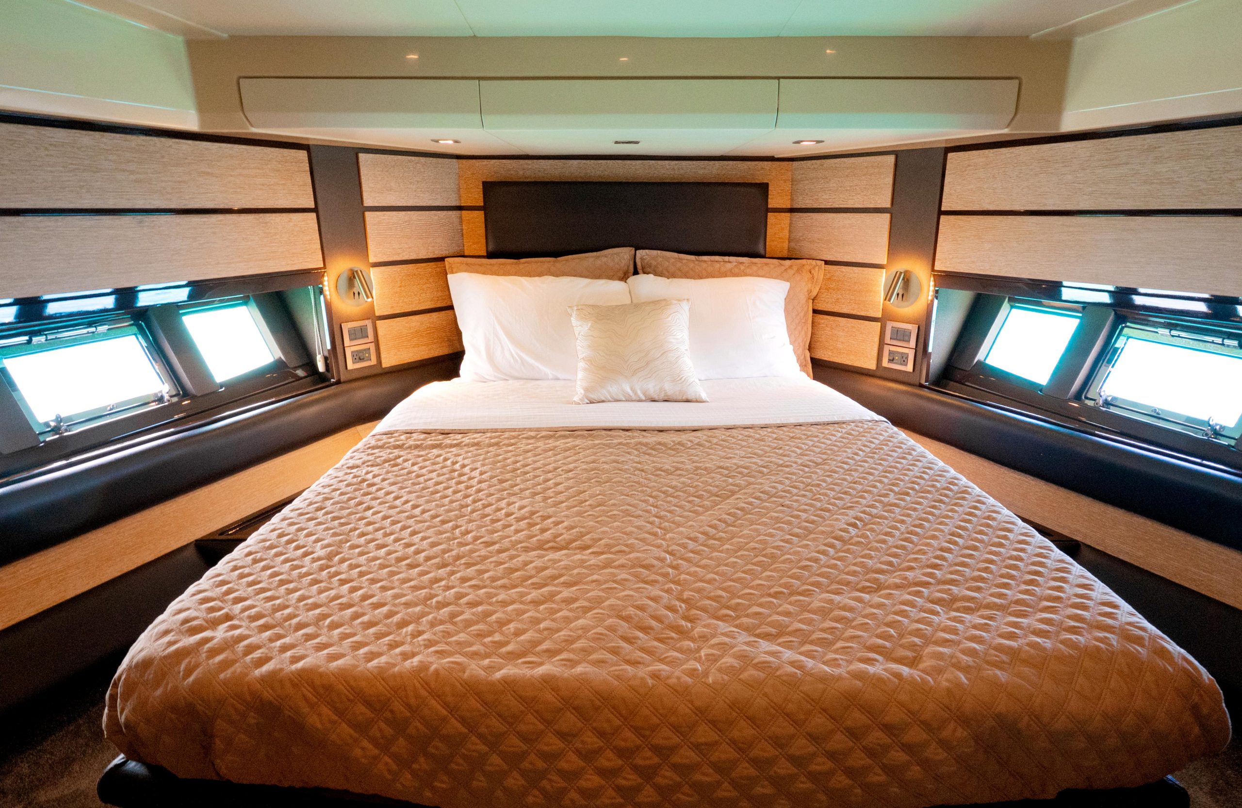 58-ft-azimut-flybridge-guest-cabin-cancun.jpg2