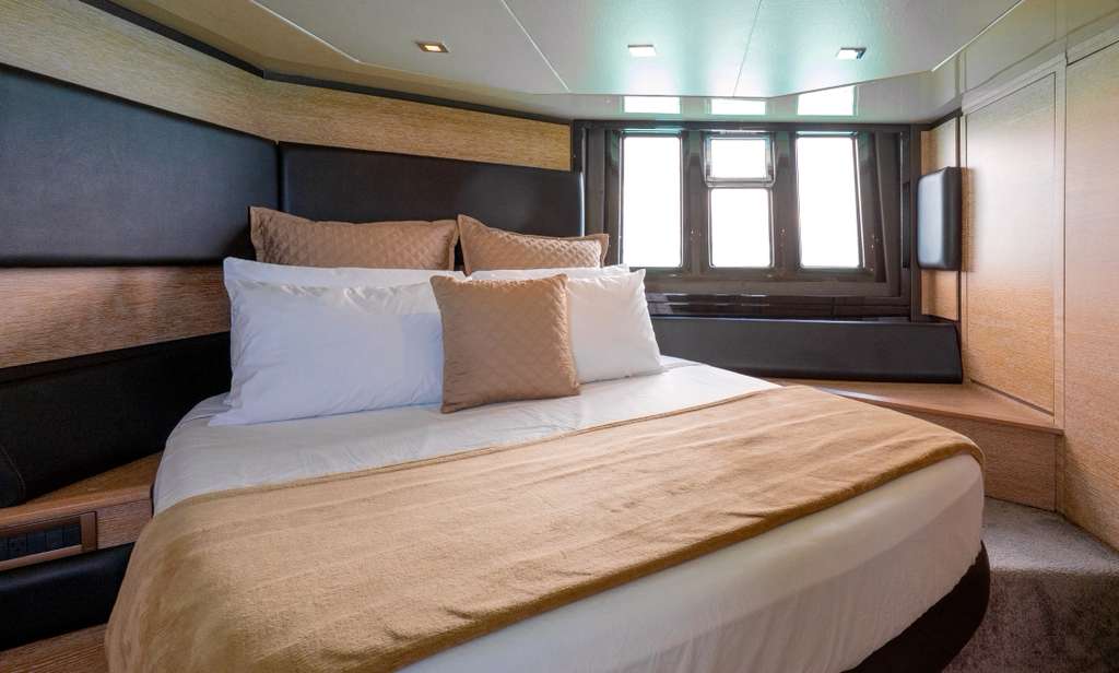 58-ft-azimut-flybridge-guest-cabin-cancun.jpg3