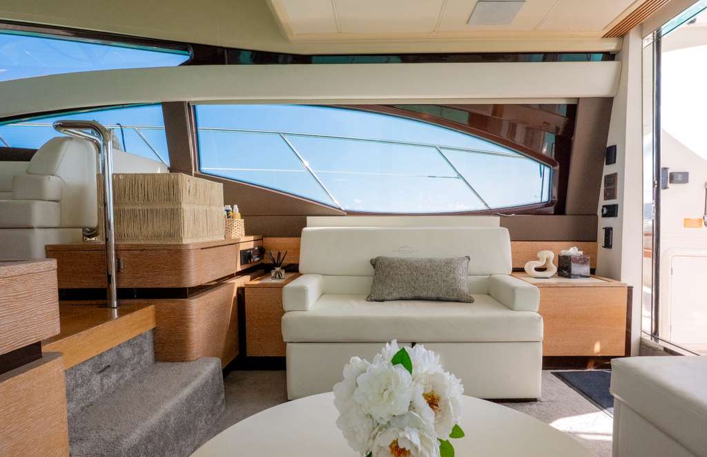58-ft-azimut-flybridge-interior-cancun.jpg 5