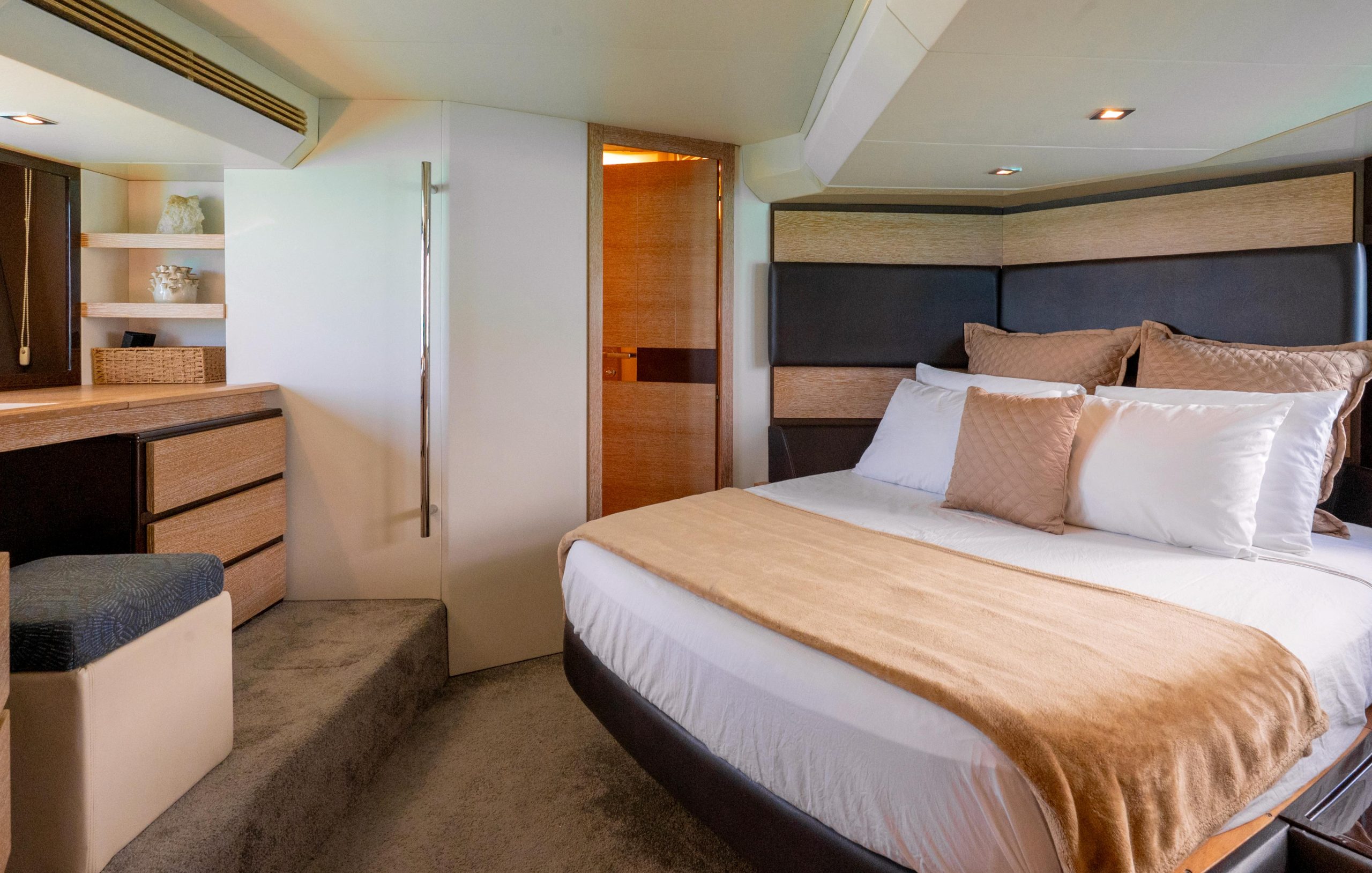 58-ft-azimut-flybridge-master-cabin-cancun.jpg