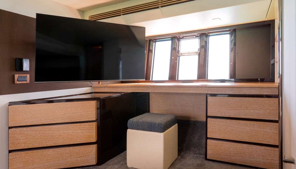 58-ft-azimut-flybridge-master-cabin-cancun.jpg4