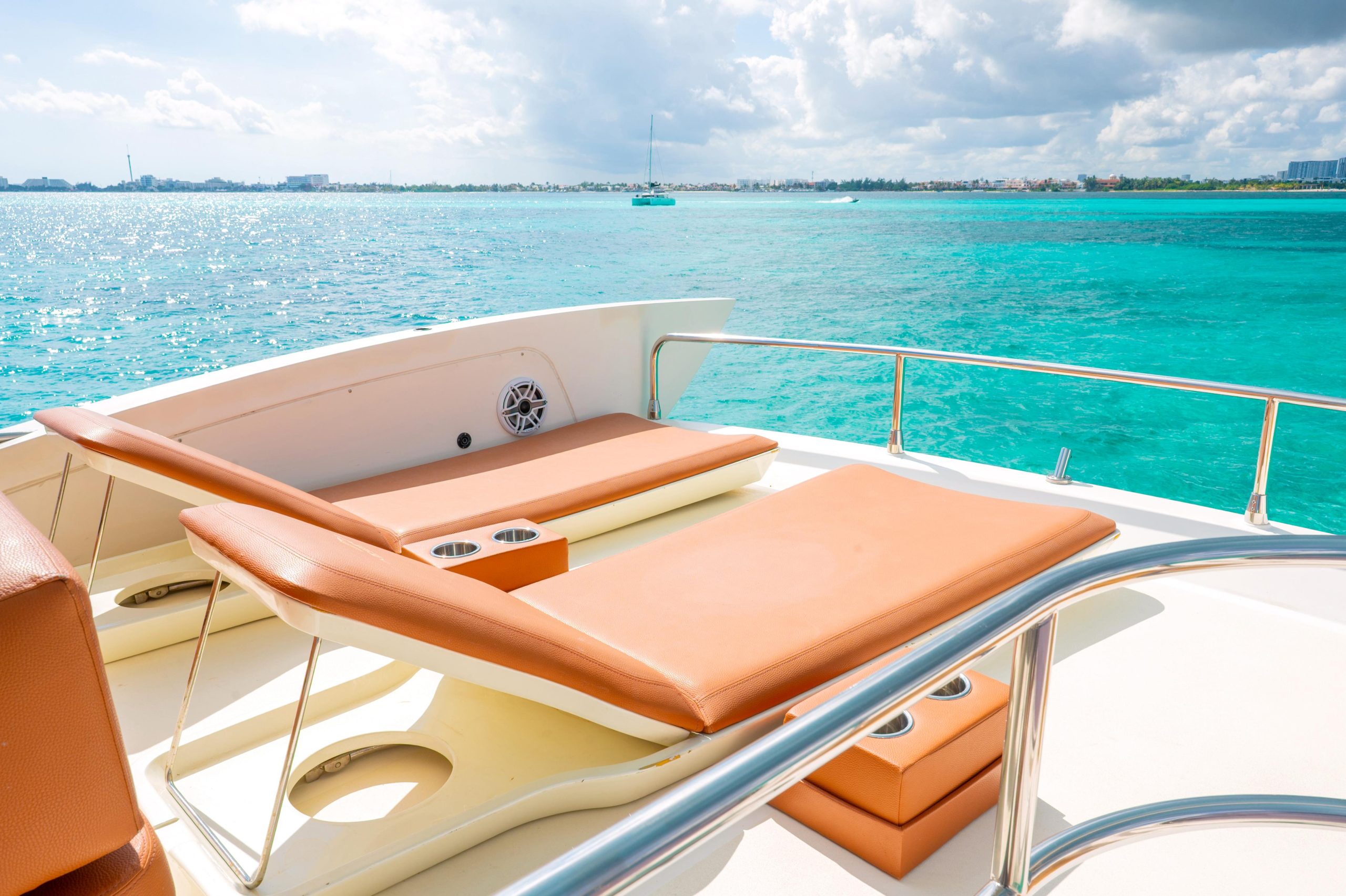 58-ft-azimut-flybridge-sunpad-cancun.jpg