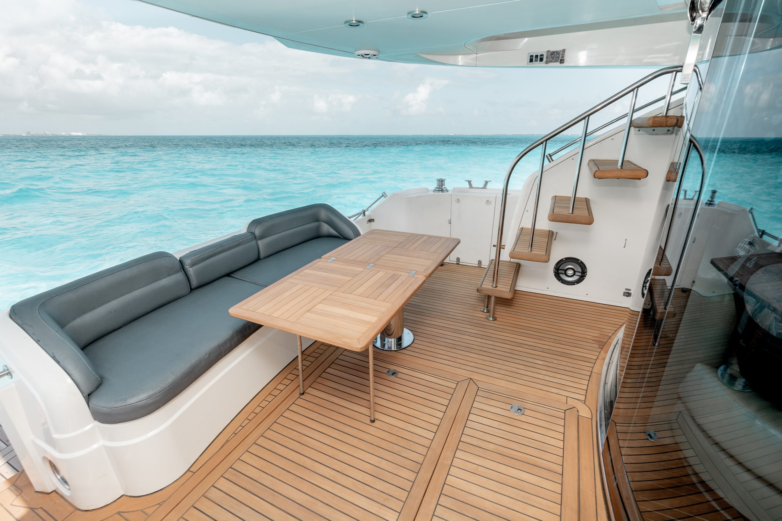 65 Ft Fairline Squadron yacht rental in Cancun by Riviera Charters (11)