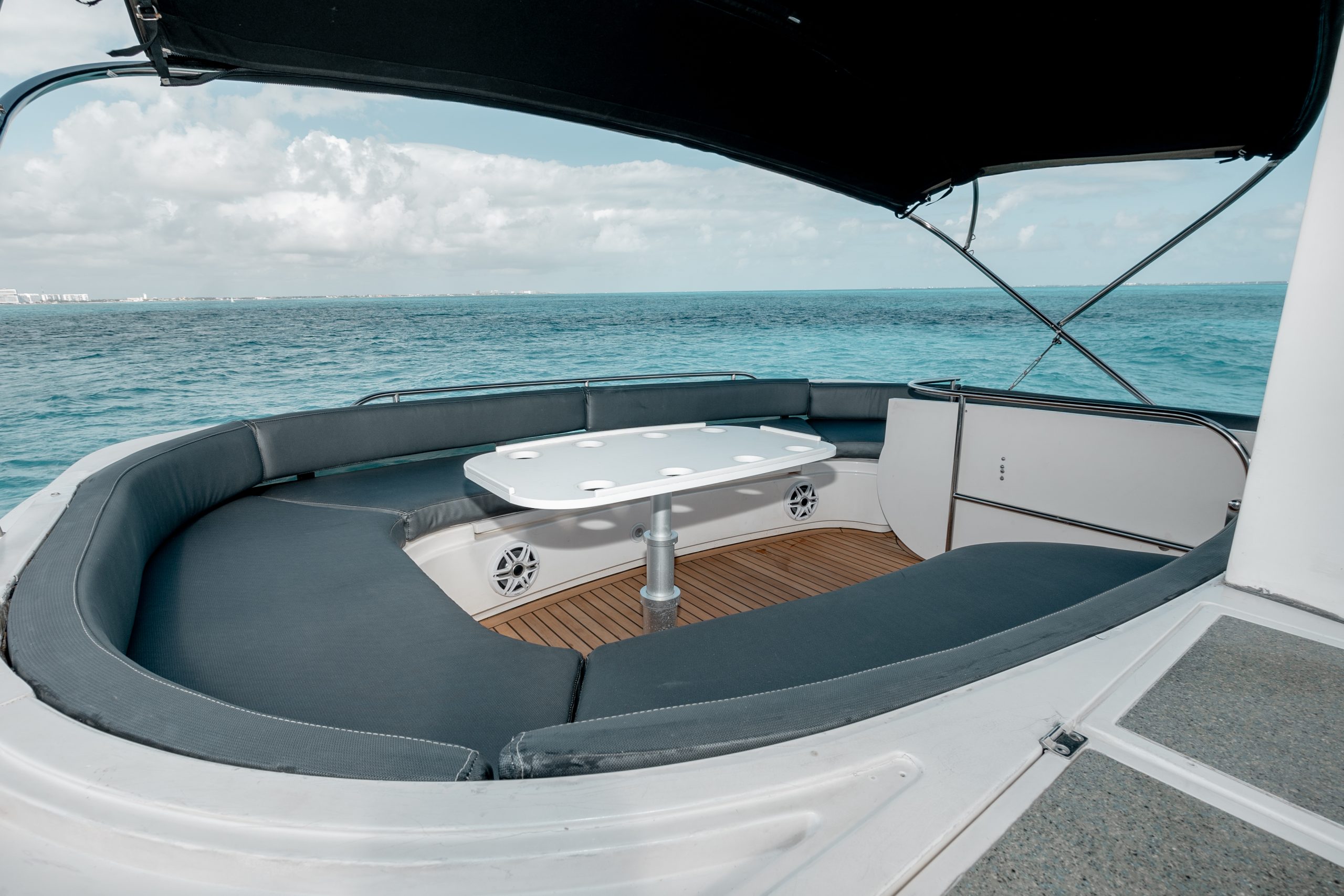 65 Ft Fairline Squadron yacht rental in Cancun by Riviera Charters (13)