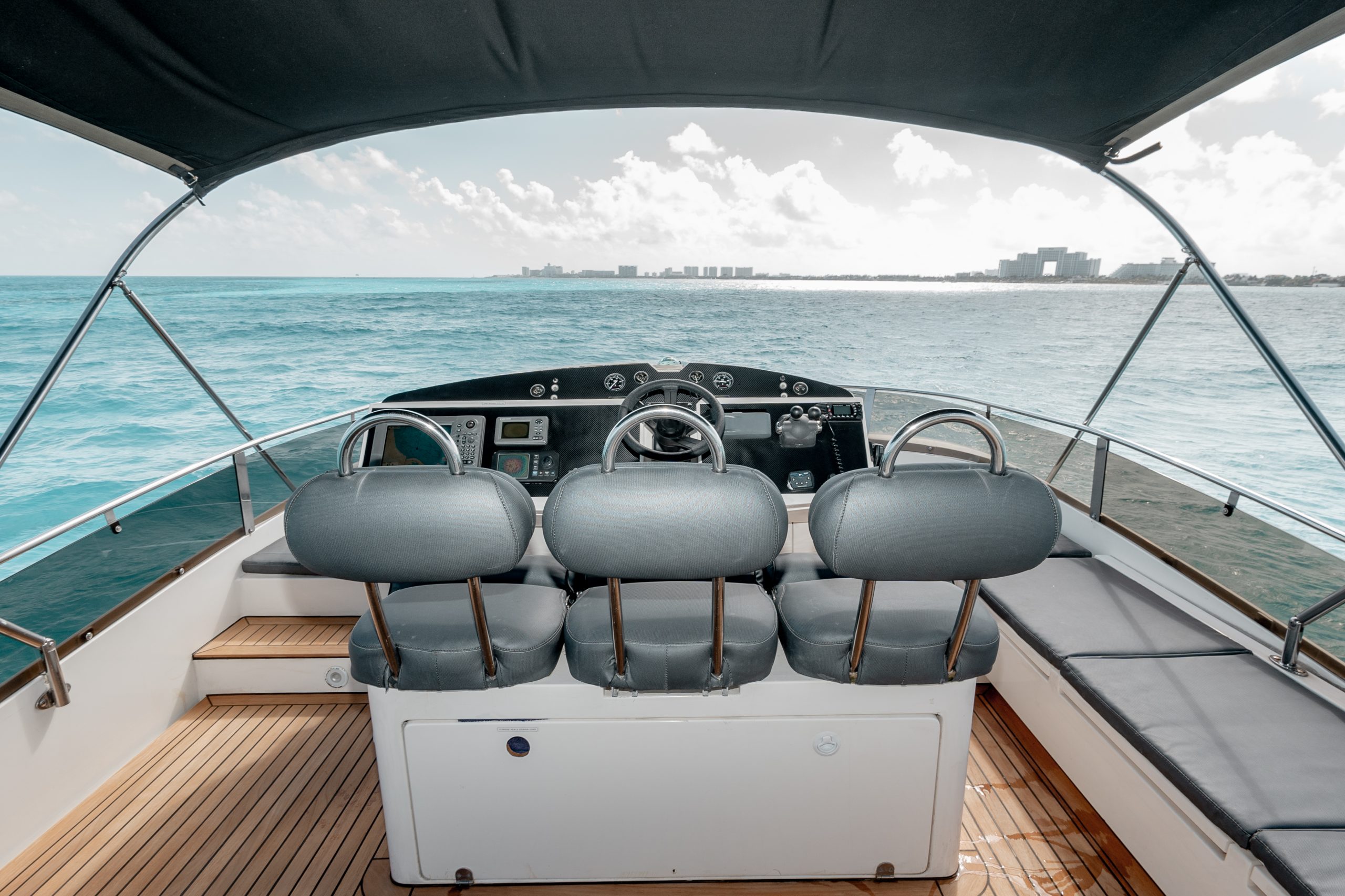 65 Ft Fairline Squadron yacht rental in Cancun by Riviera Charters (15)