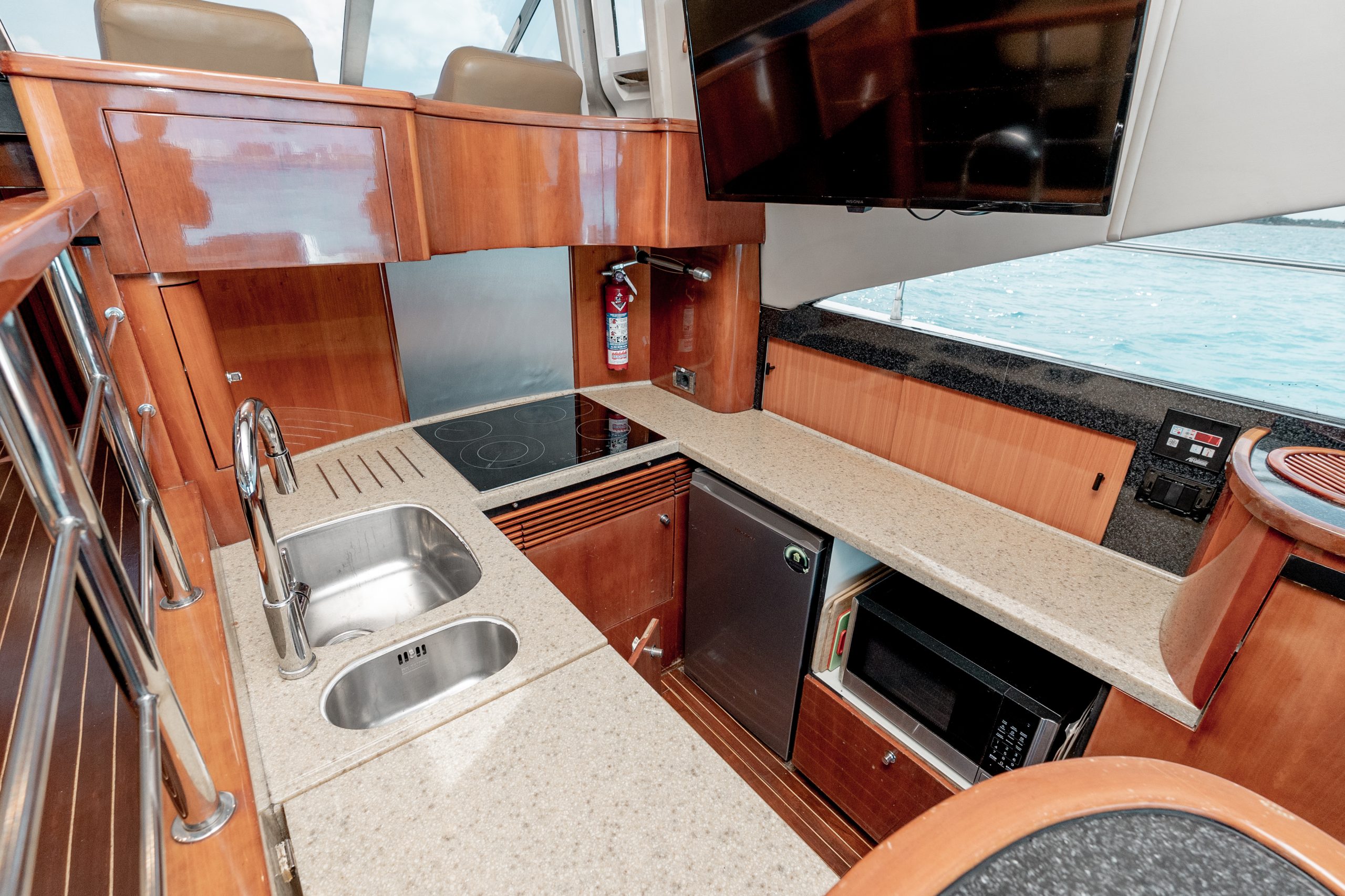 65 Ft Fairline Squadron yacht rental in Cancun by Riviera Charters (24)