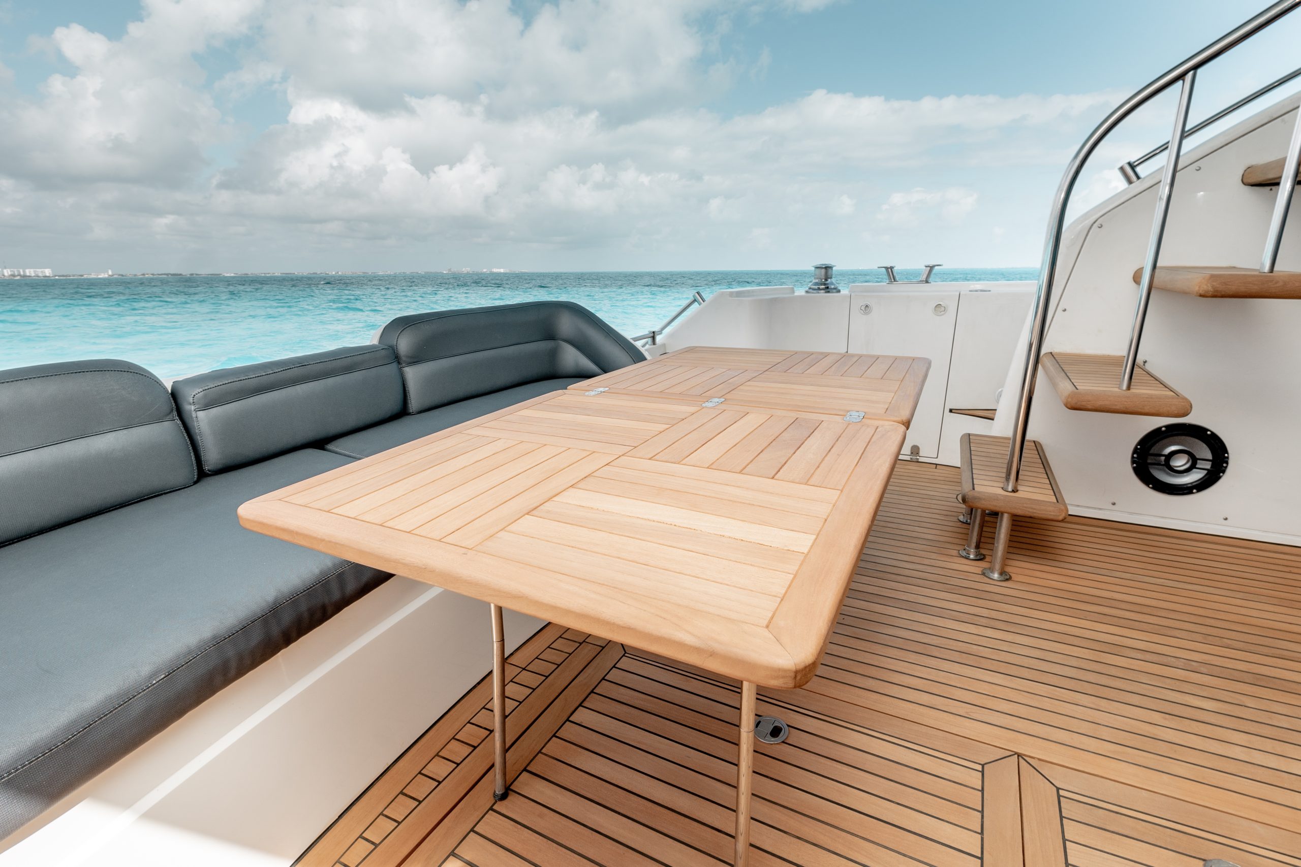 65 Ft Fairline Squadron yacht rental in Cancun by Riviera Charters (8)