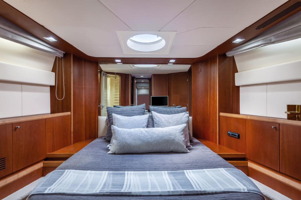 80-Ft-Azimut-with-flybridge-yacht-rental-in-Cancun-and-Isla-Mujeres-by-Riviera-Charters-03