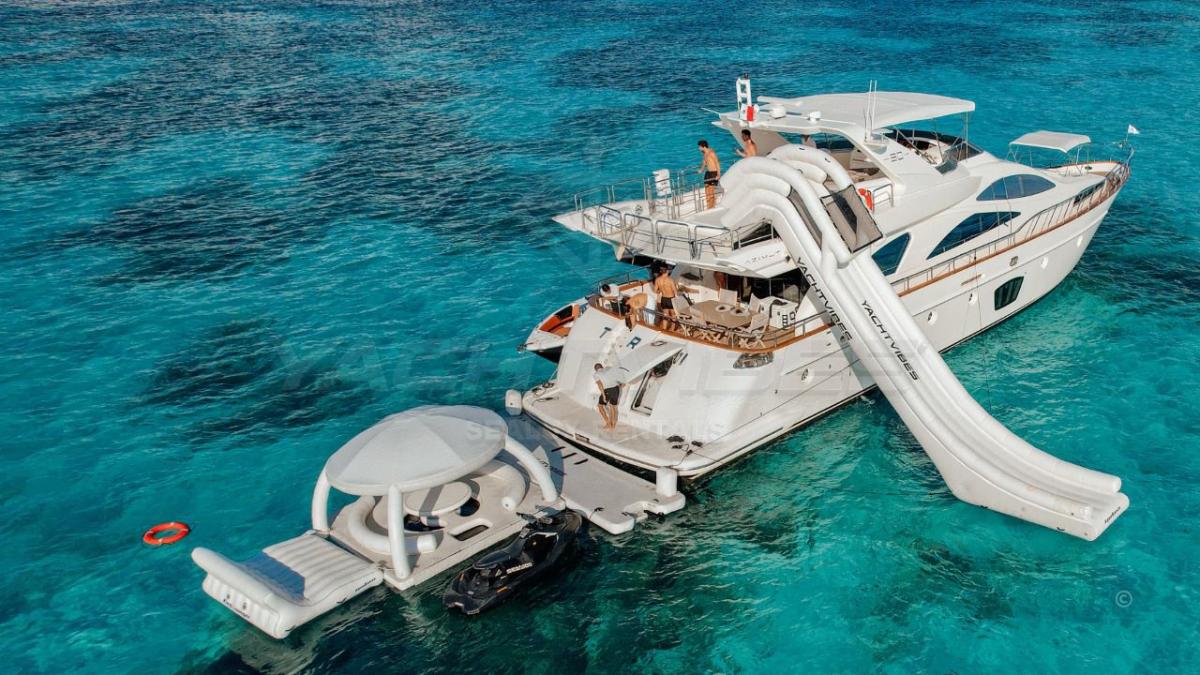 80-Ft-Azimut-with-flybridge-yacht-rental-in-Cancun-and-Isla-Mujeres-by-Riviera-Charters-9