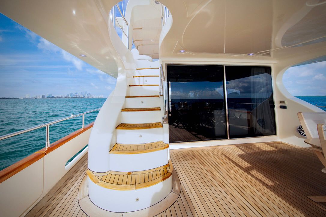 80-Ft-Azimut-yacht-rental-in-Puerto-Aventuras-and-Tulum-by-Riviera-Charters-01