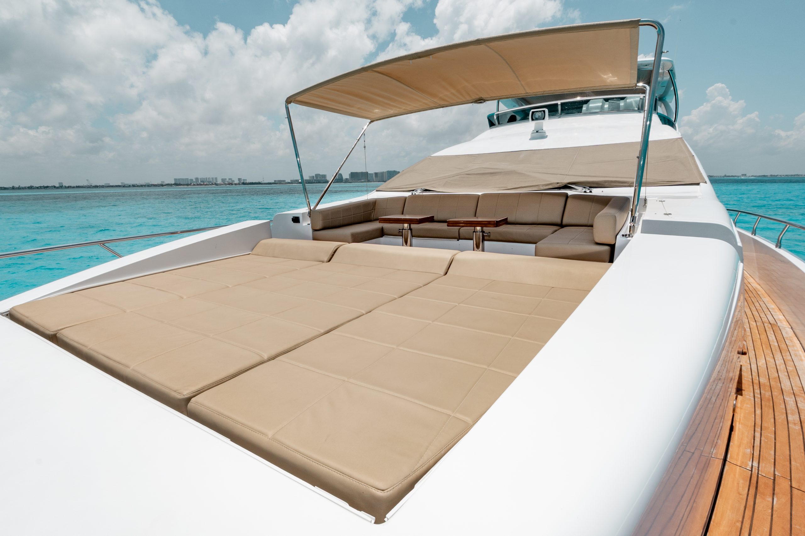 95 Ft Azimut with flybridge yacht rental in Cancun (34)