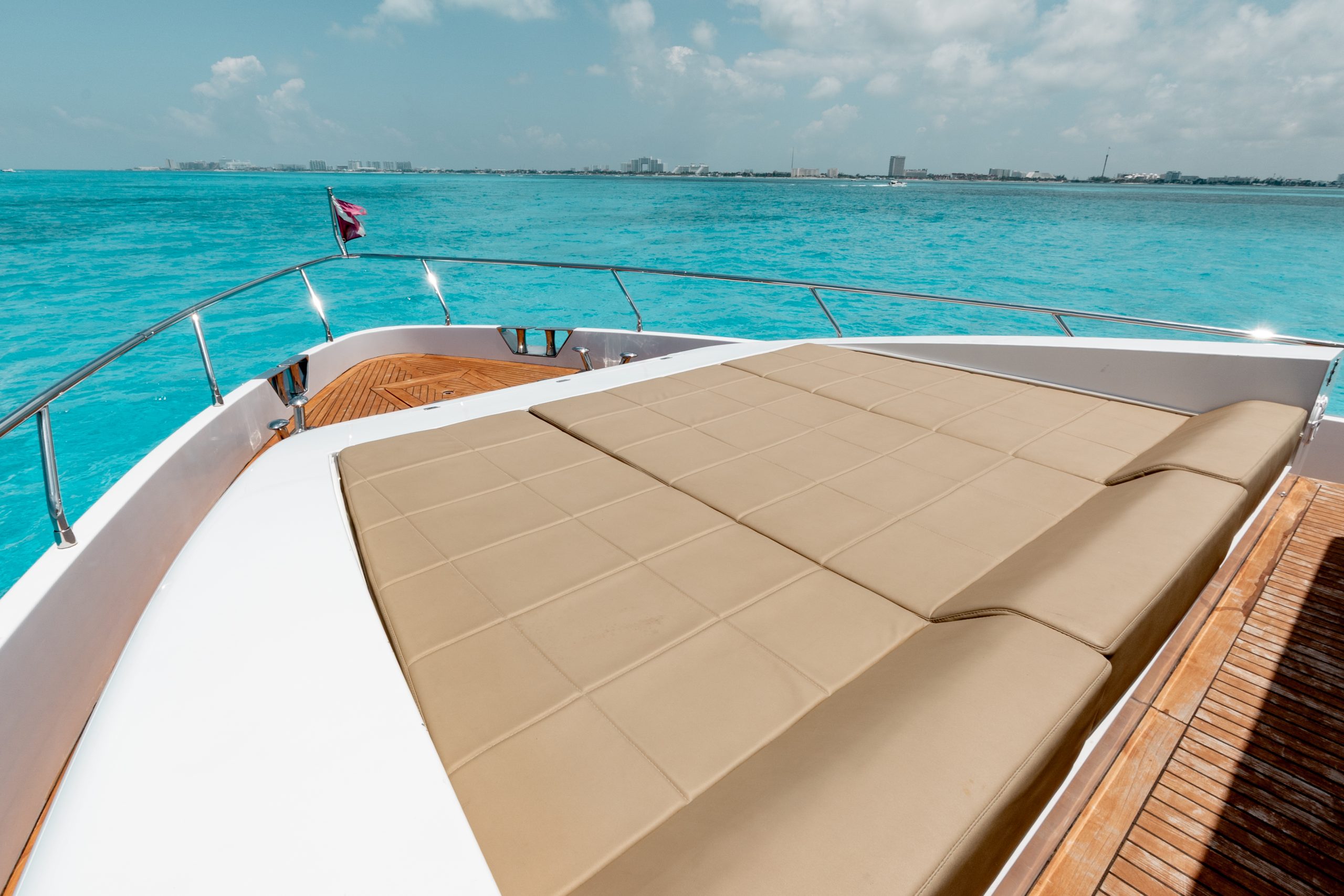 95 Ft Azimut with flybridge yacht rental in Cancun (36)