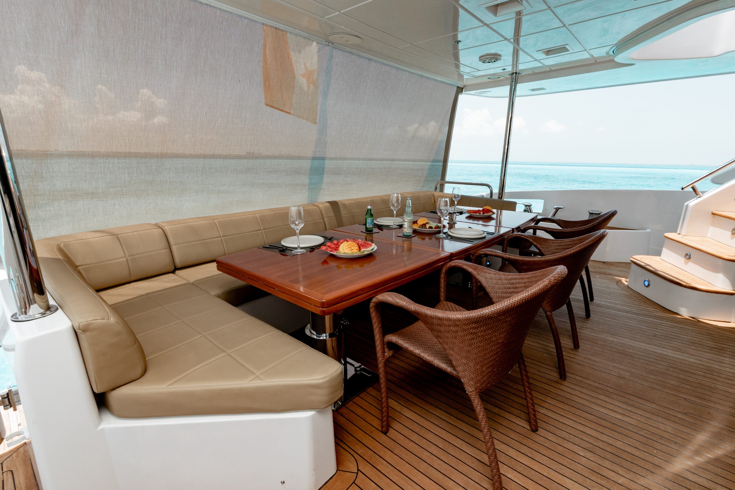 95 Ft Azimut with flybridge yacht rental in Cancun (37)