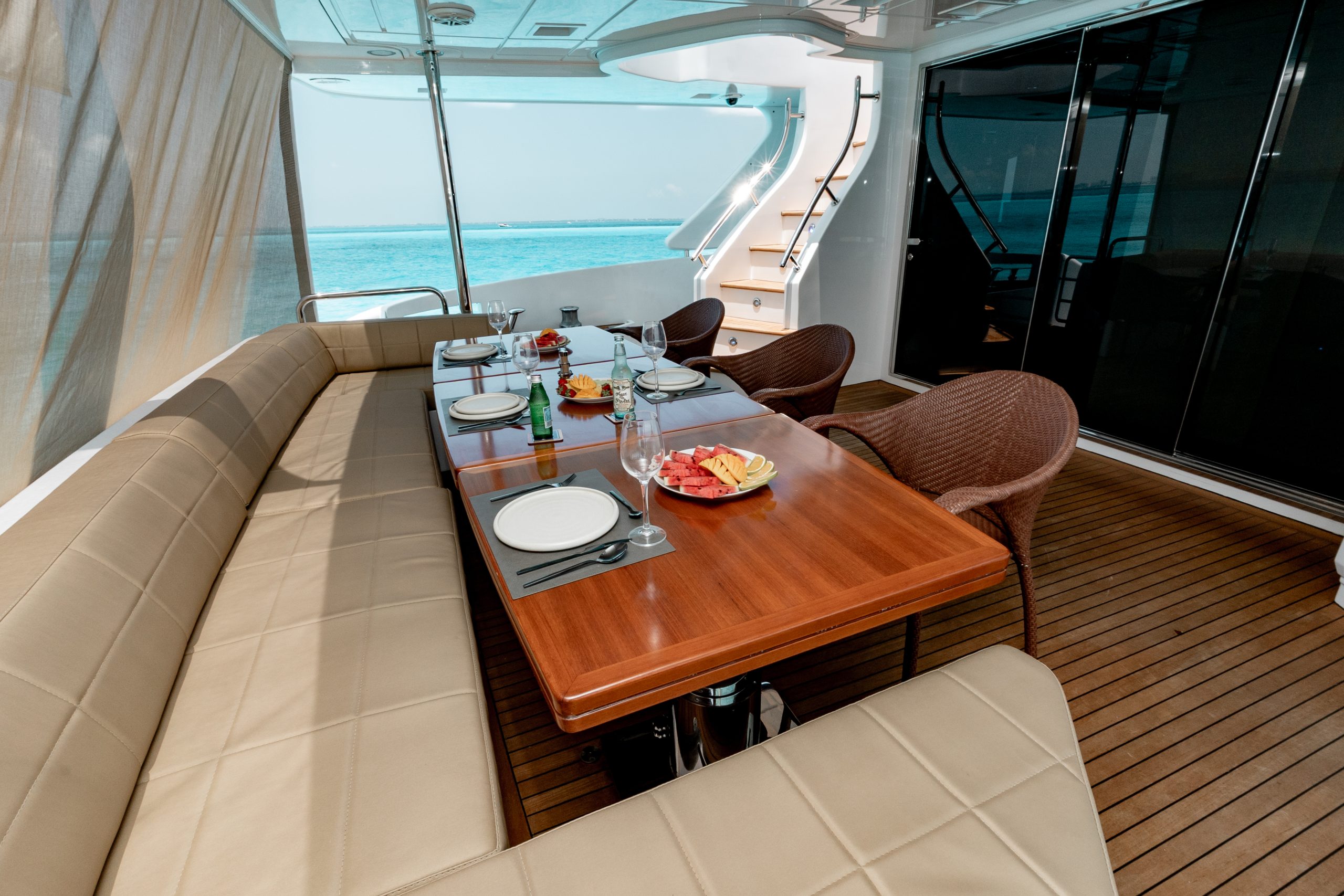 95 Ft Azimut with flybridge yacht rental in Cancun (38)