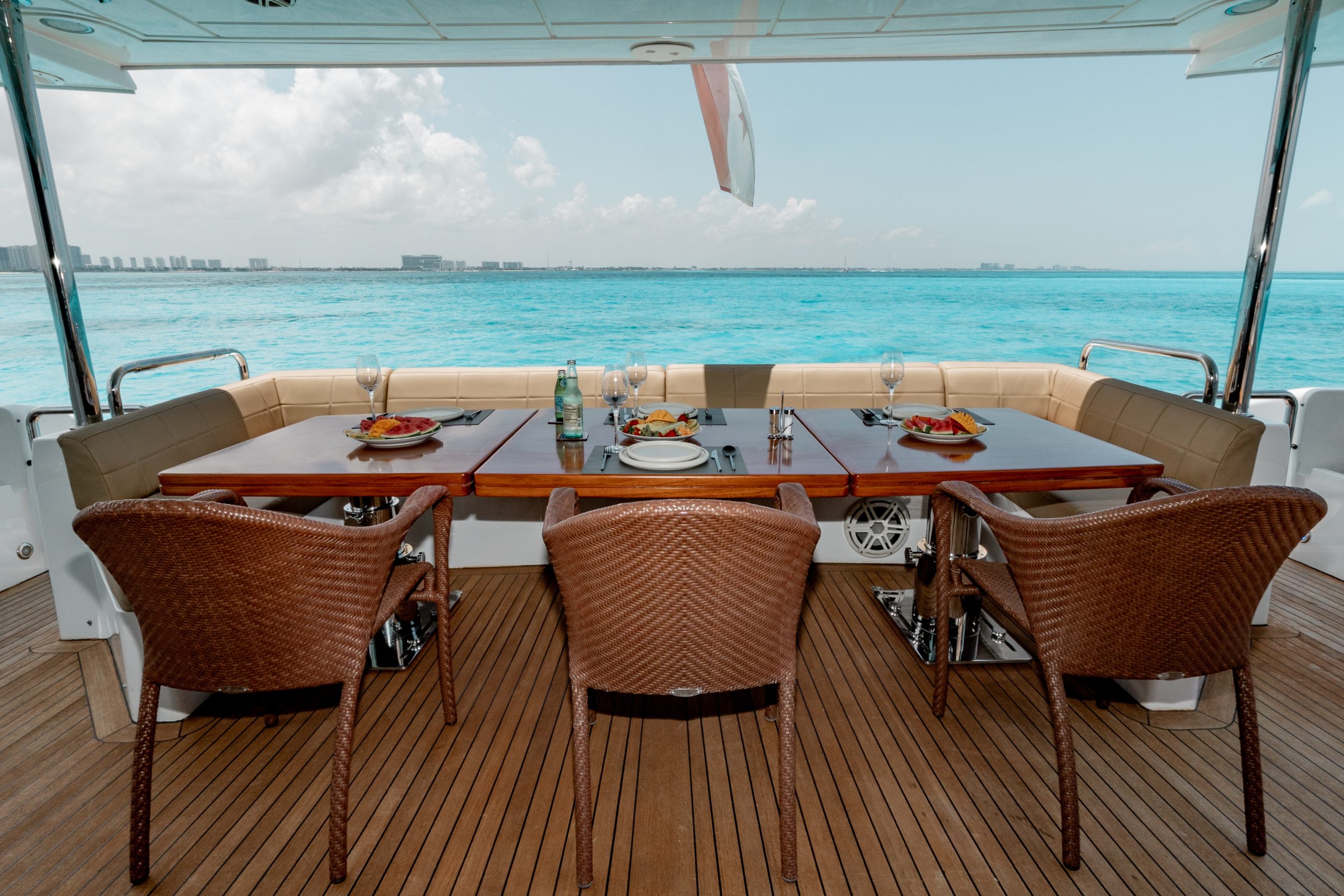 95 Ft Azimut with flybridge yacht rental in Cancun (40)