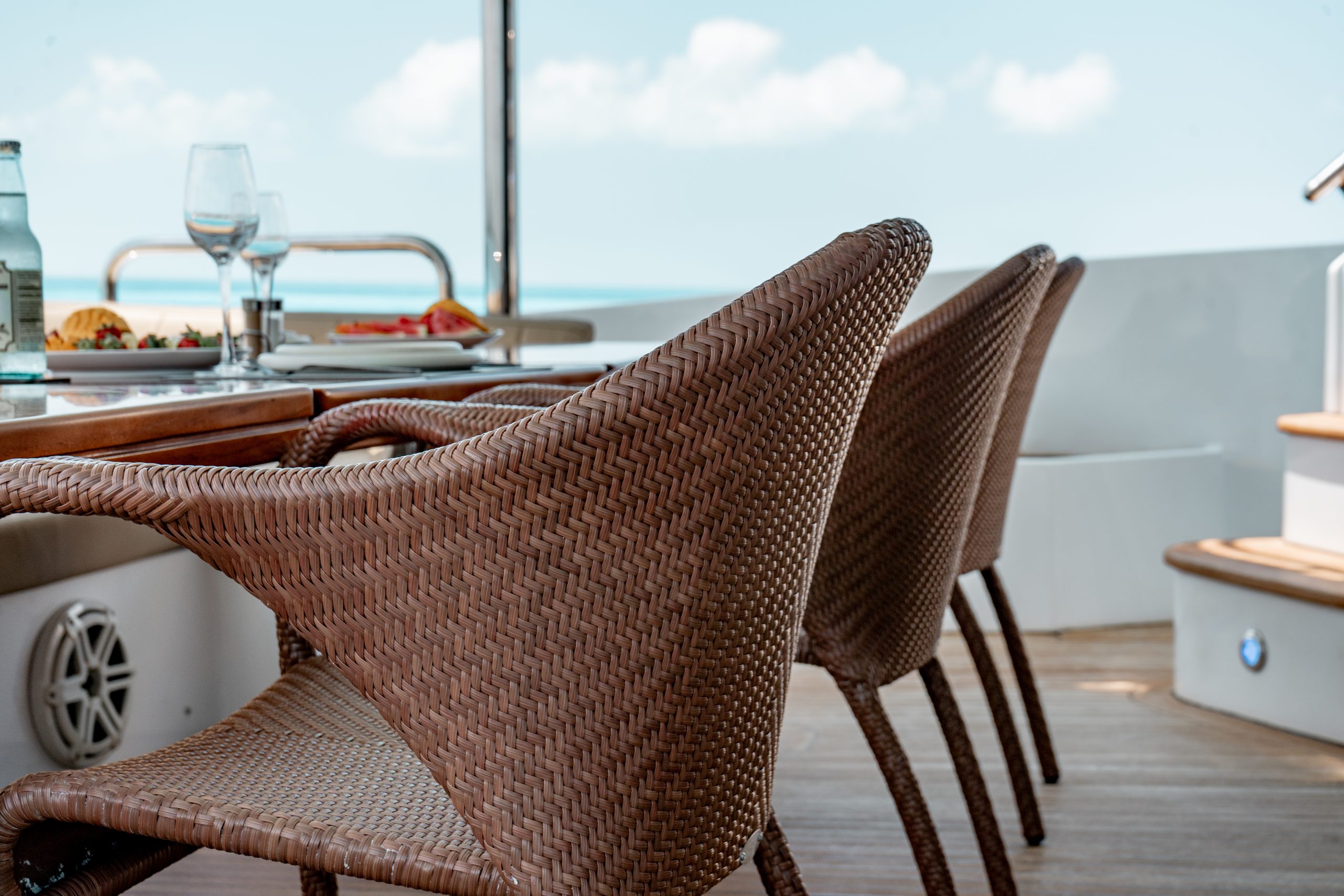 95 Ft Azimut with flybridge yacht rental in Cancun (45)