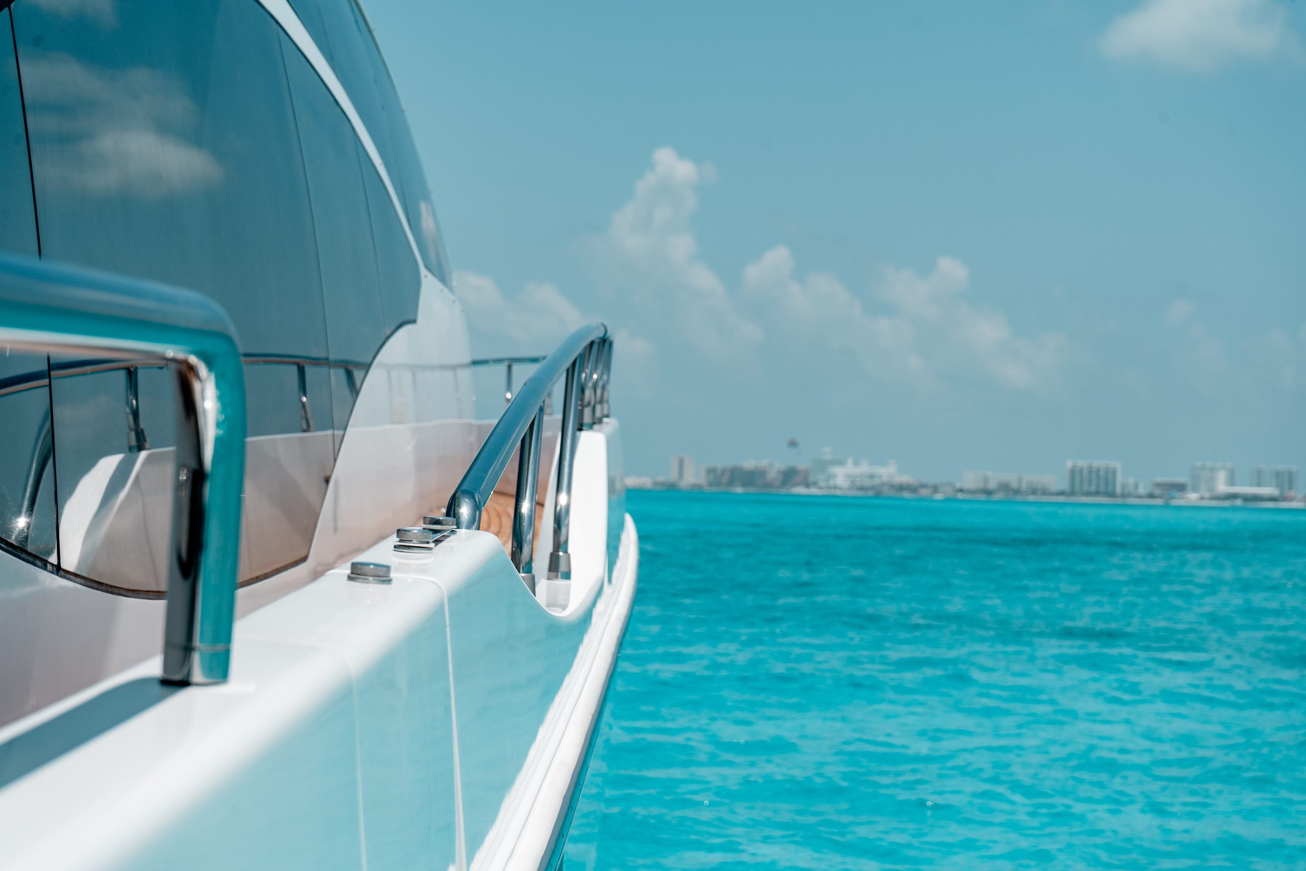 95 Ft Azimut with flybridge yacht rental in Cancun (46)