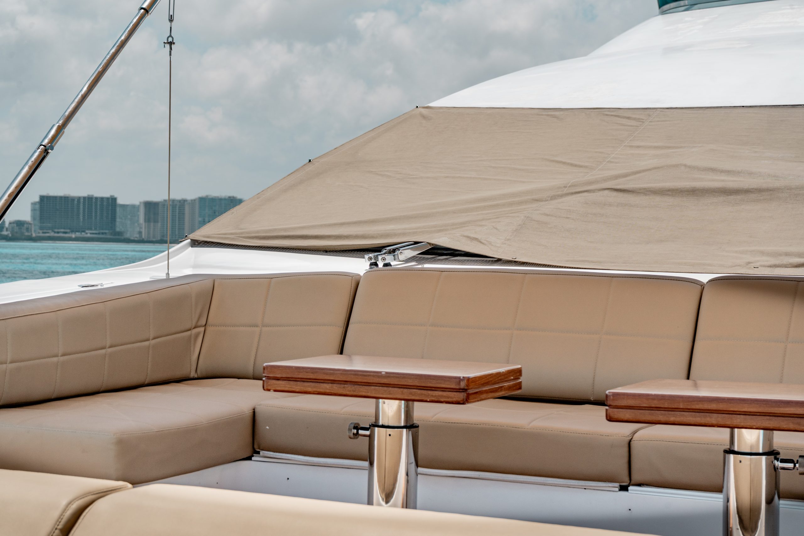 95 Ft Azimut with flybridge yacht rental in Cancun (47)