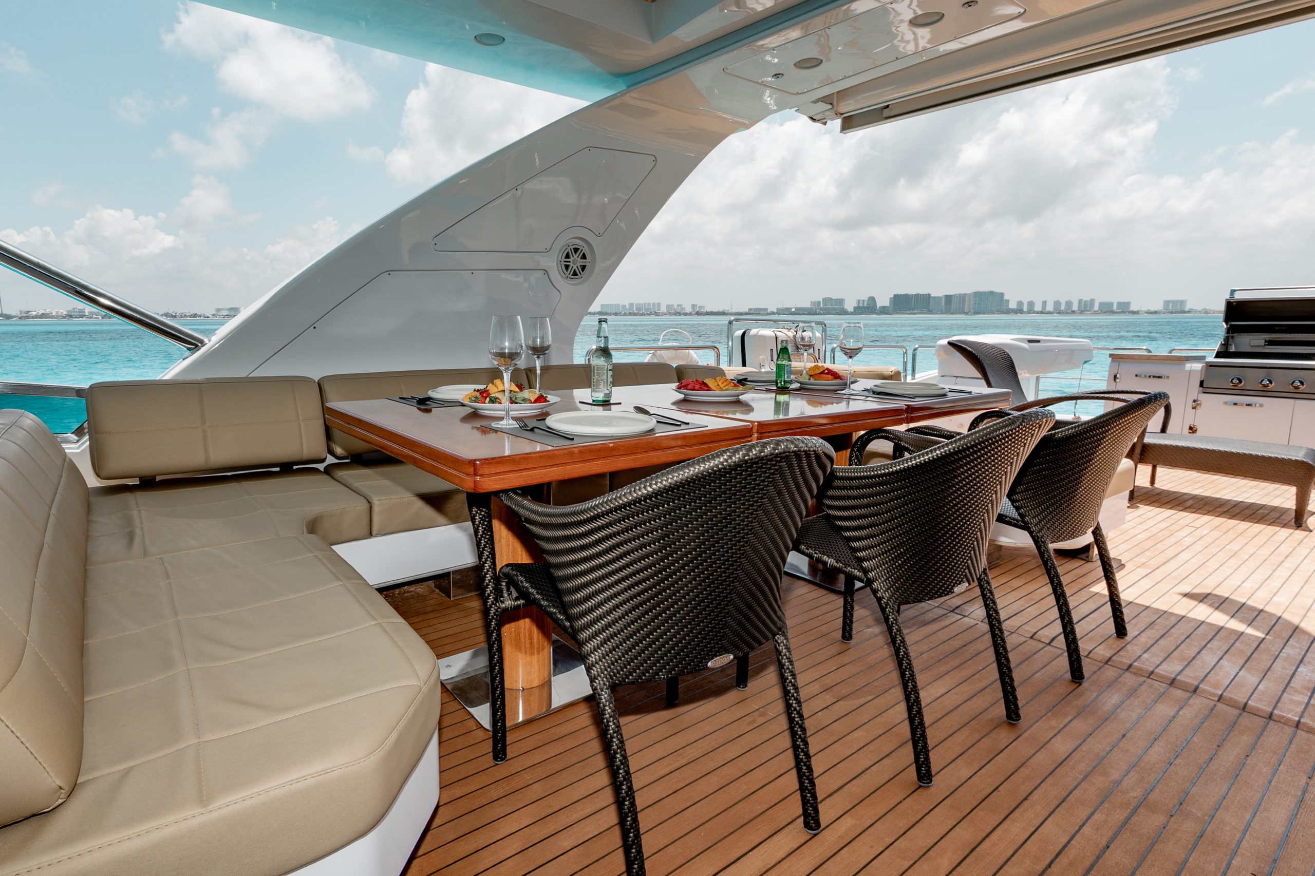 95 Ft Azimut with flybridge yacht rental in Cancun (48)