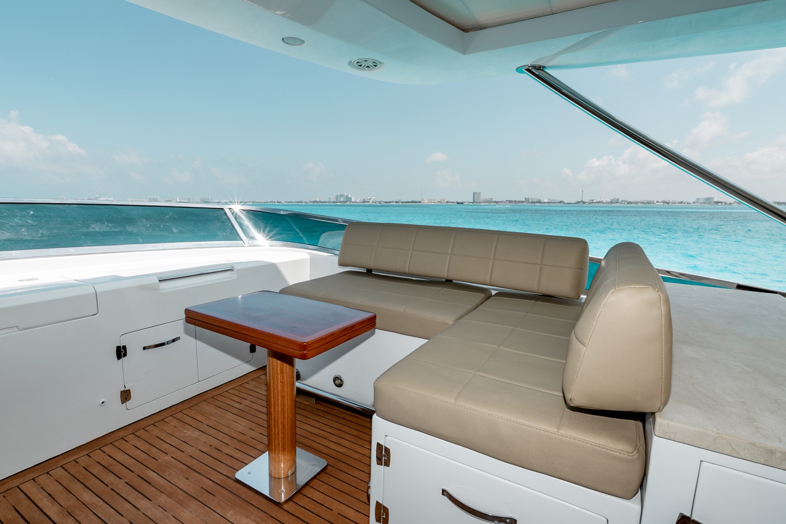 95 Ft Azimut with flybridge yacht rental in Cancun (49)