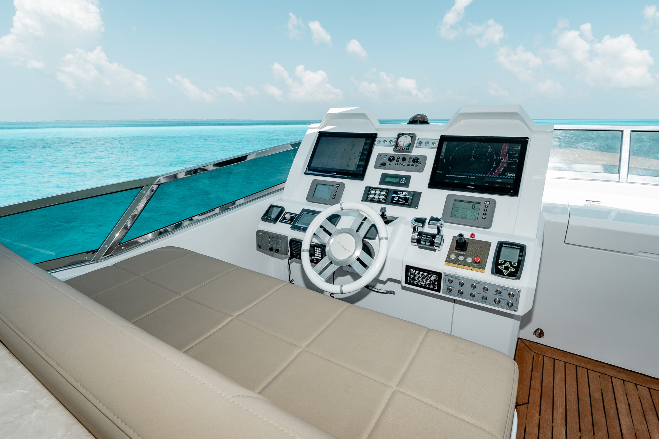 95 Ft Azimut with flybridge yacht rental in Cancun (50)