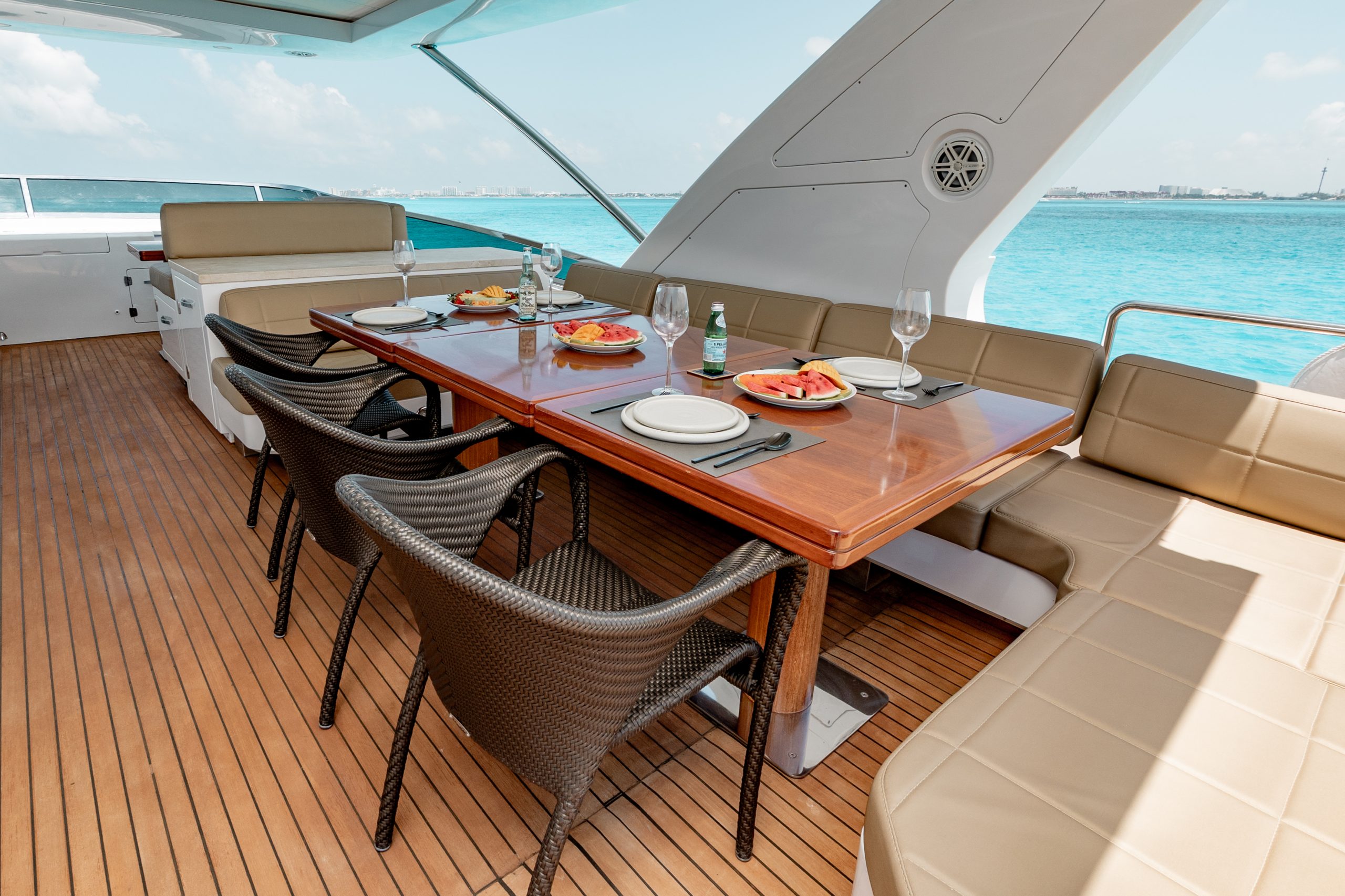 95 Ft Azimut with flybridge yacht rental in Cancun (51)