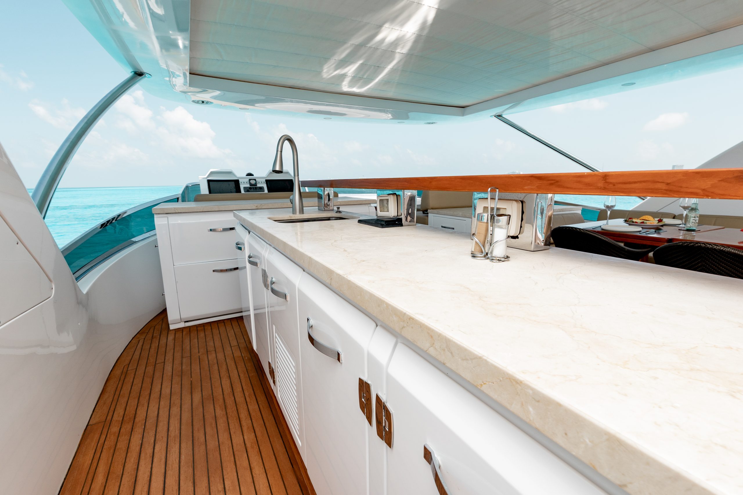 95 Ft Azimut with flybridge yacht rental in Cancun (52)