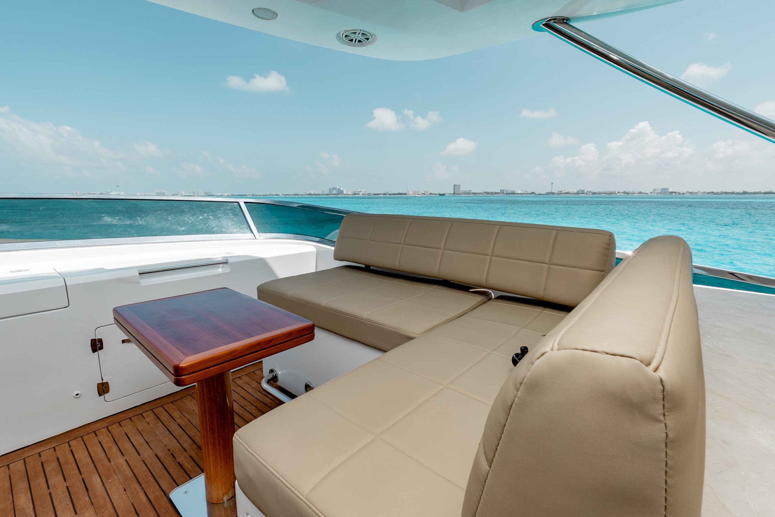 95 Ft Azimut with flybridge yacht rental in Cancun (55)