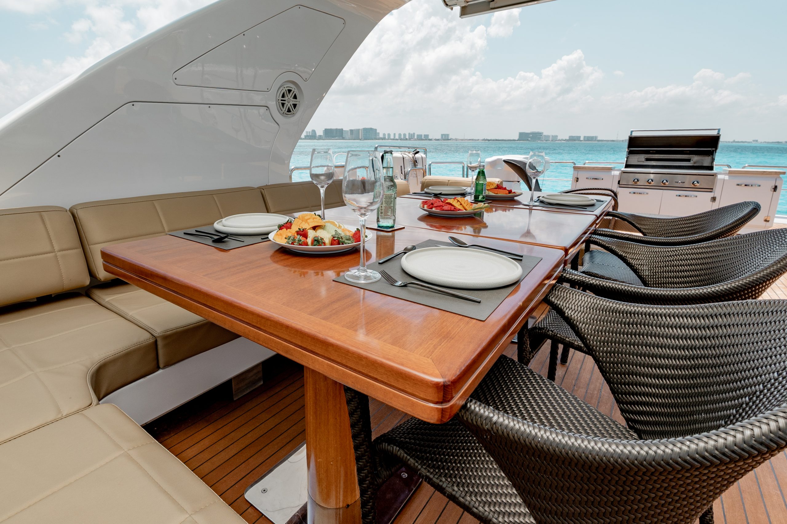 95 Ft Azimut with flybridge yacht rental in Cancun (56)