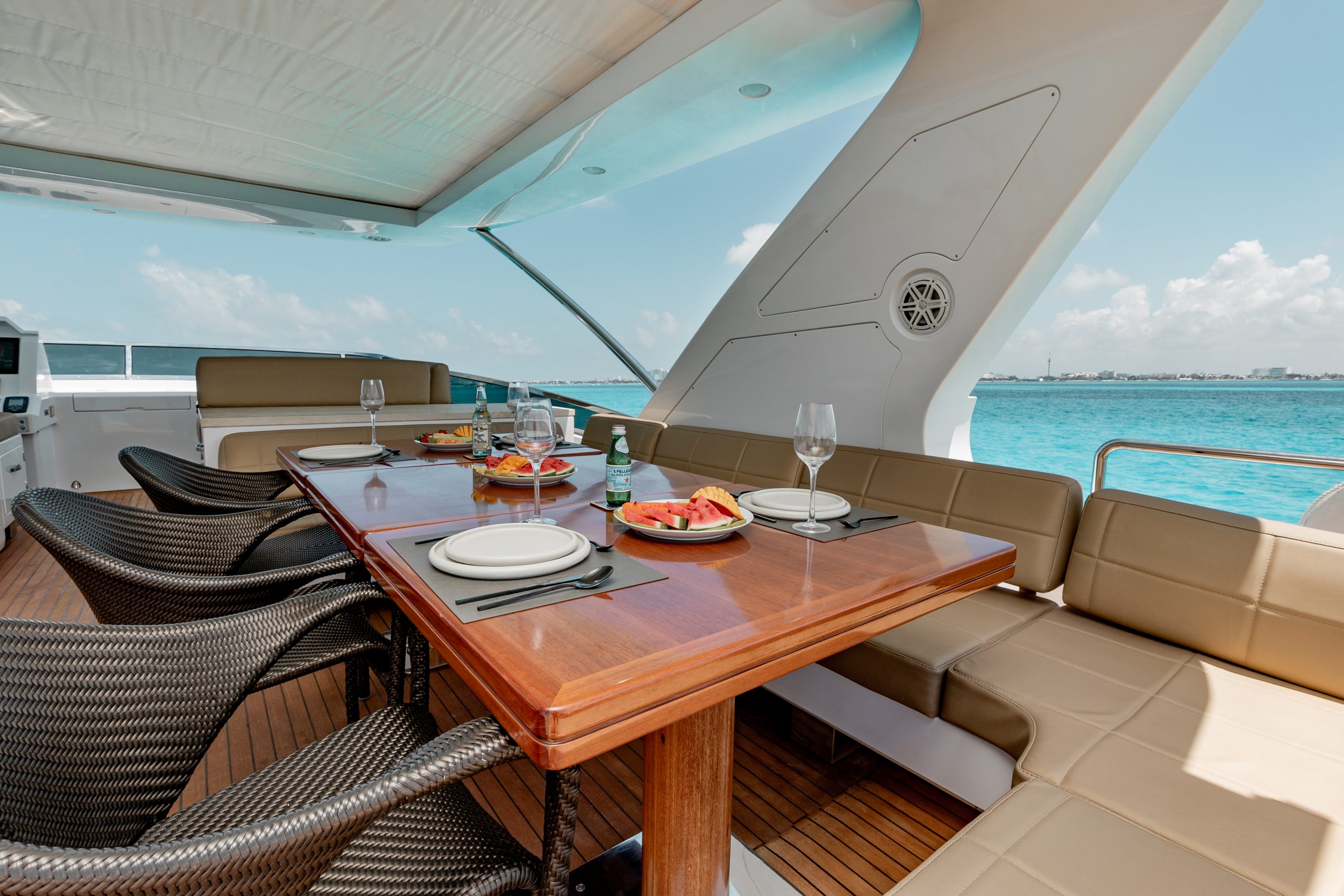 95 Ft Azimut with flybridge yacht rental in Cancun (57)