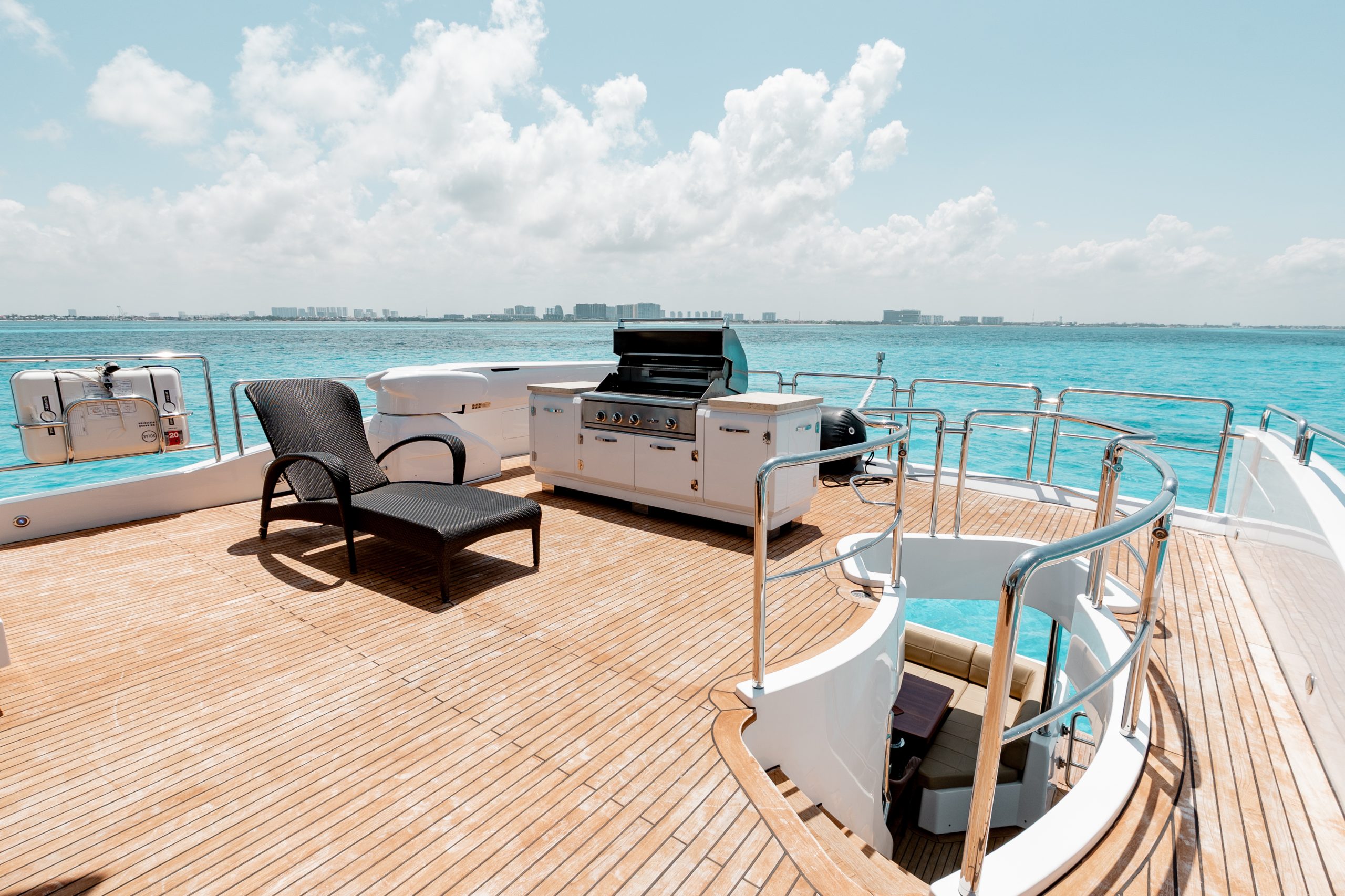 95 Ft Azimut with flybridge yacht rental in Cancun (58)