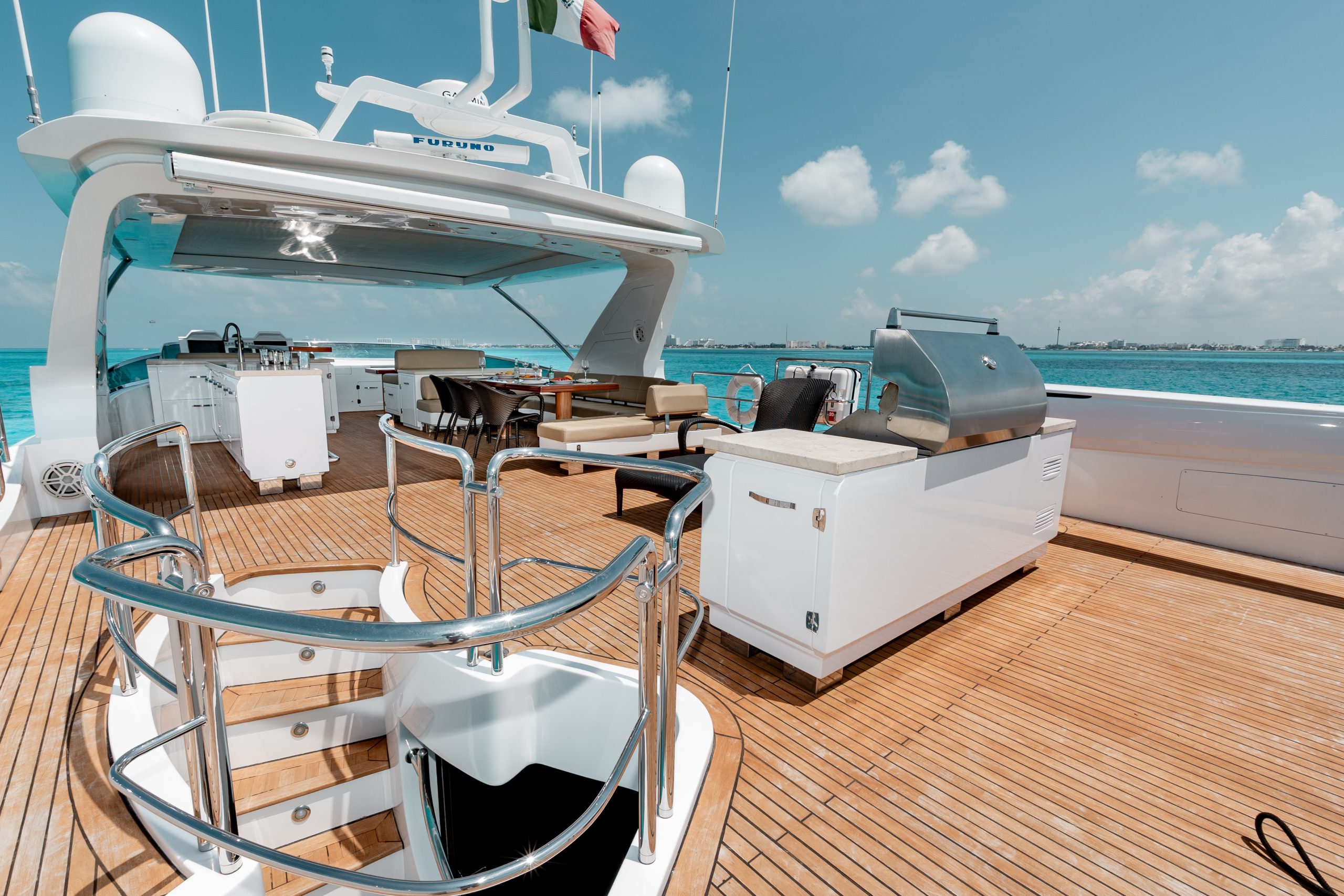 95 Ft Azimut with flybridge yacht rental in Cancun (59)