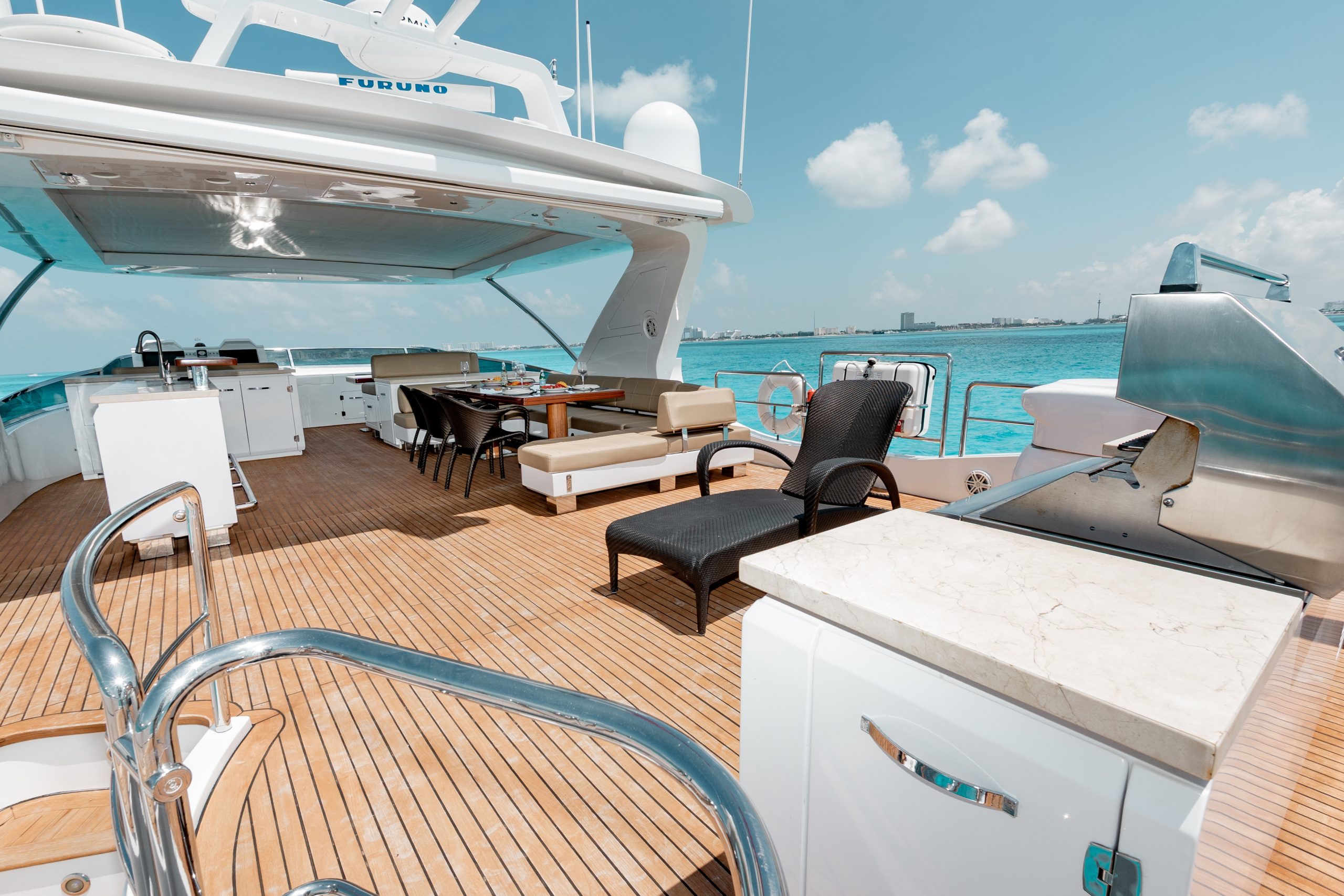 95 Ft Azimut with flybridge yacht rental in Cancun (60)