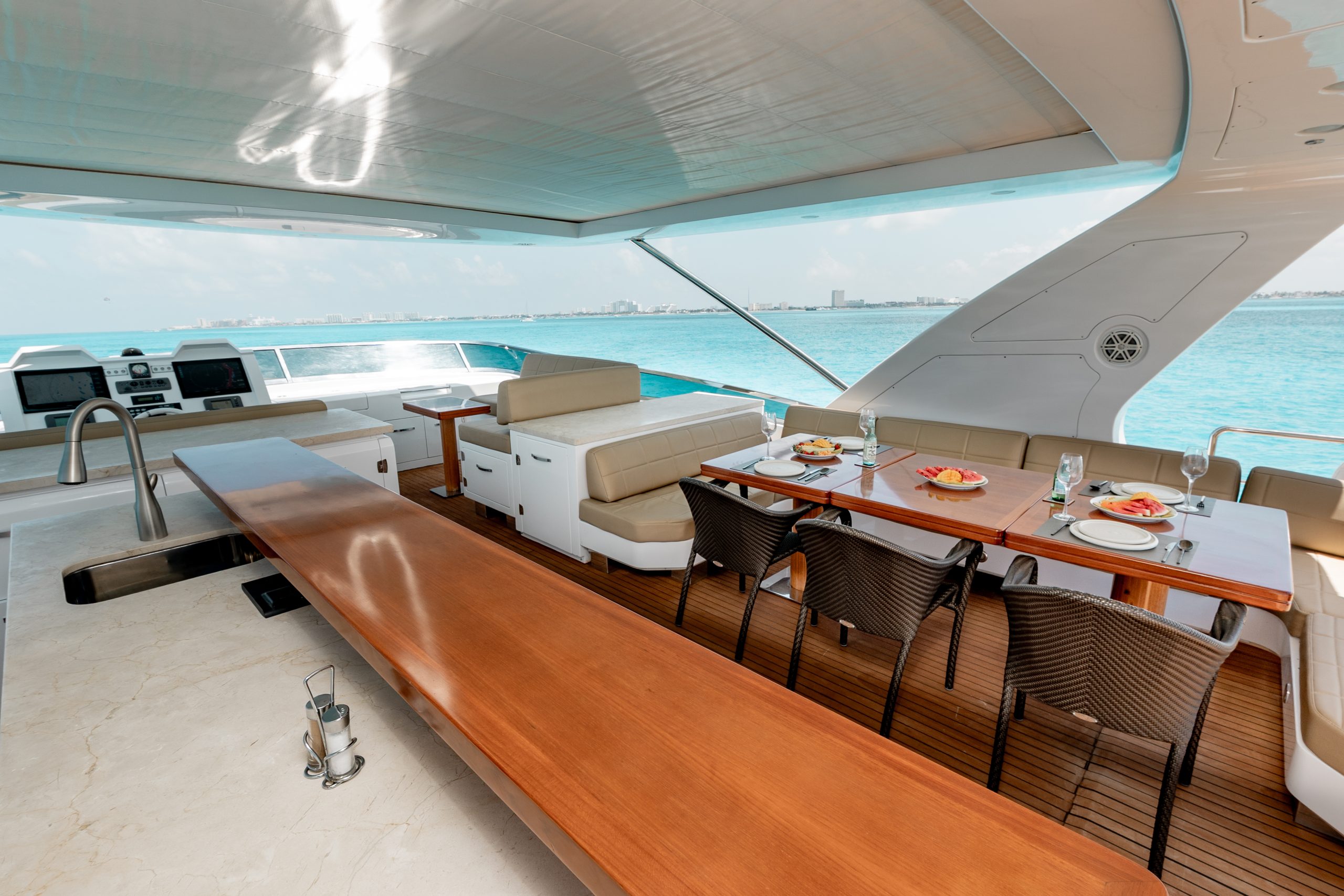 95 Ft Azimut with flybridge yacht rental in Cancun (61)