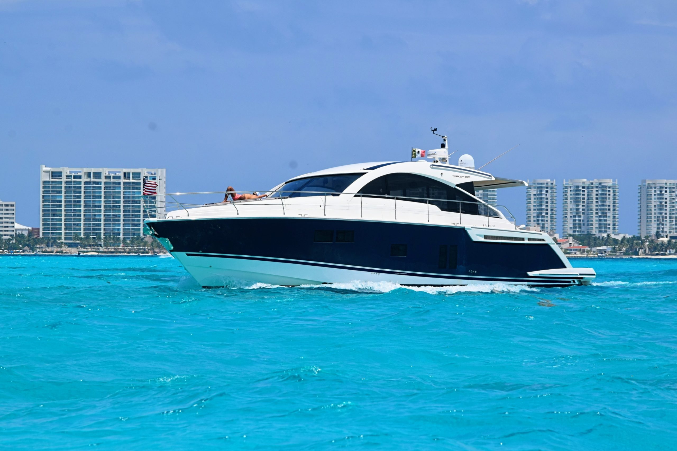 CA, 58 Ft Fairline Targa private yacht charter Cancun — side profile underway