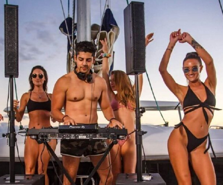 dj-onboard-yacht-rental-party