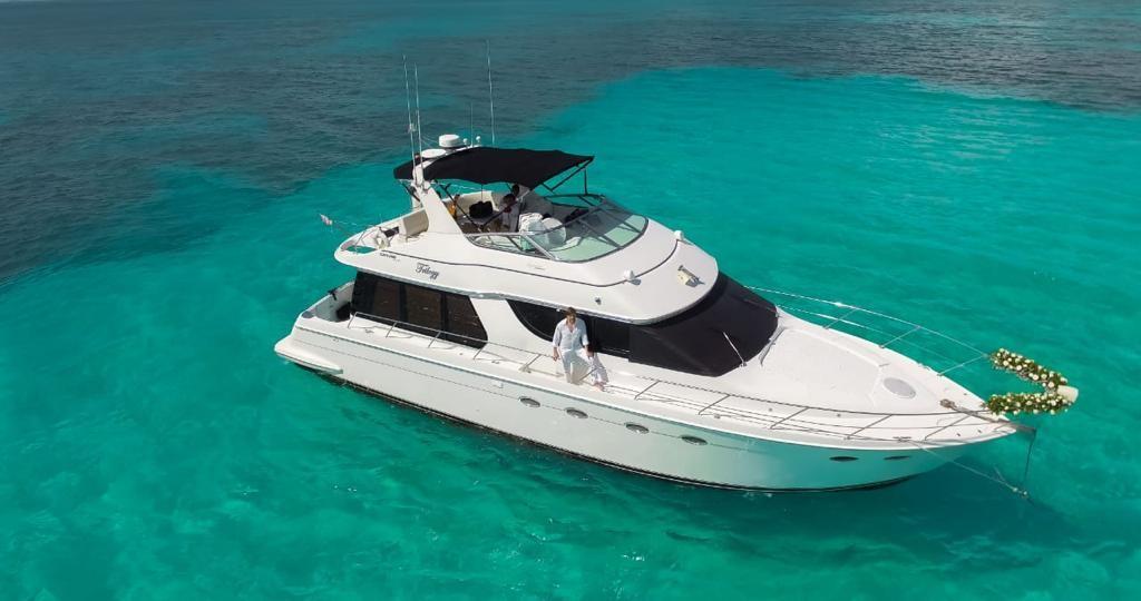 55 Ft Carver yacht rental in Cancun by Rivviera Charters 2